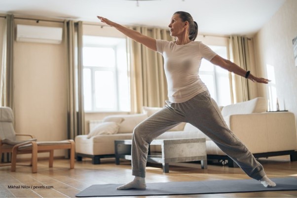 Frau am Yoga Training